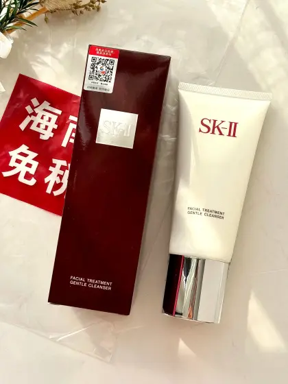 「SK2氨基酸洗面奶120g」 掌柜重磅推荐给大家!买到就是赚到!正儿八经的渠D货源!毒家防伪细节!物超所值,一年可能都遇不到一次!免sui 毒家内部渠D流通,旁人都接触不到的逆T浮力喔! 打铁还需自身硬!渠D太屌了,每盒都带海南离岛免sui商品追溯码,并附赠海南三亚免税城购物袋,防伪贴刮开涂层扫码查询输入串码即可显示正规产品 超值白菜价!就一批!姐妹们!且抢且珍惜! SKII氨基酸洗面奶120g 超好用一生推的氨基酸洁面! •sk2氨基酸洁面霜,没有它家的神仙水名气大,但是这款氨基酸洗面奶hin很好用. •味道好闻,有人说是玫瑰味,我闻着像荔枝味😊泡沫也很丰富,每次一点点在手里就能搓出很多泡沫,洗的超级干净的,很细密的泡沫,淡淡玫瑰香味,很好闻,洗完不会假滑,很干净光滑的感觉.超级棒,日本排名第一的洁面.蕴含浓缩PiteraTM修护成份,可以活化肌肤天然的再生循环,并平衡洗脸后的肌肤酸碱值.它不含香精与色素. 【每瓶都有胶条包装,不支持拆封试用 敬请谅解 】